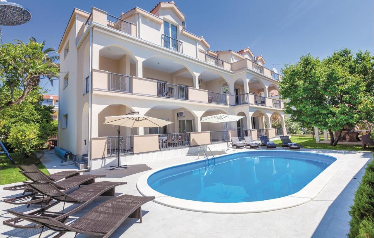 Nice apartment in Kastel Stafilic with Jacuzzi, WiFi&Outdoor swimming pool Kaštela Exterior foto