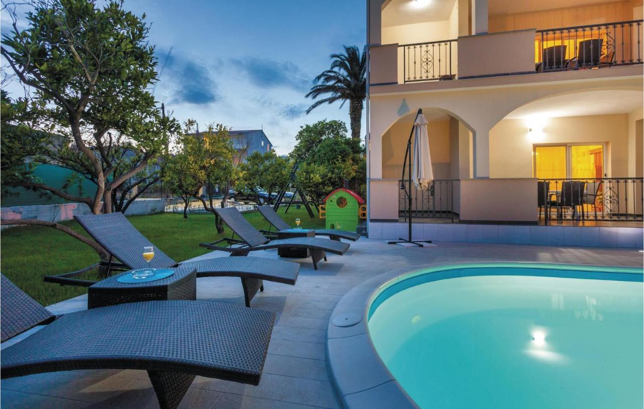 Nice apartment in Kastel Stafilic with Jacuzzi, WiFi&Outdoor swimming pool Kaštela Exterior foto