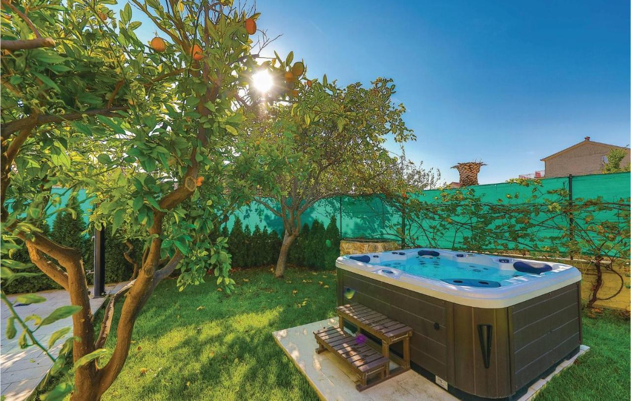 Nice apartment in Kastel Stafilic with Jacuzzi, WiFi&Outdoor swimming pool Kaštela Exterior foto