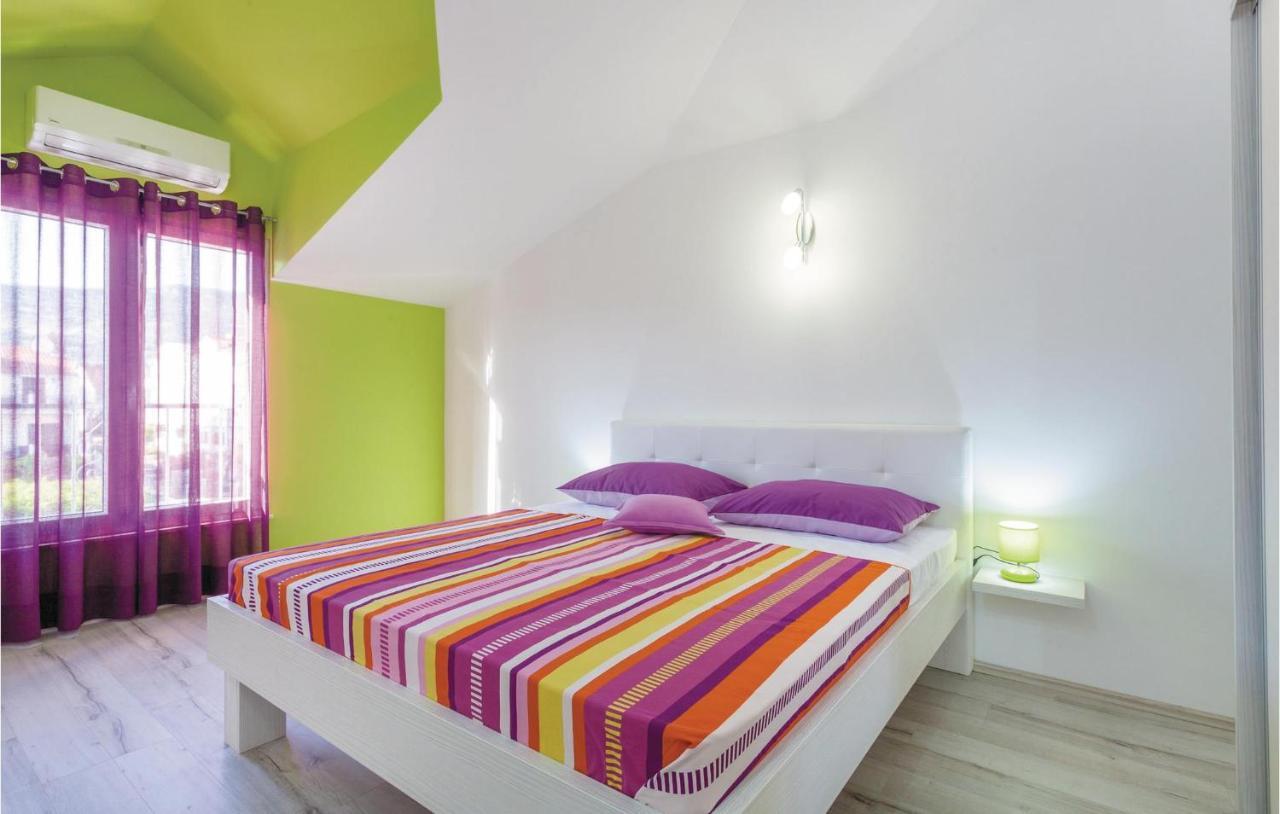 Nice apartment in Kastel Stafilic with Jacuzzi, WiFi&Outdoor swimming pool Kaštela Exterior foto