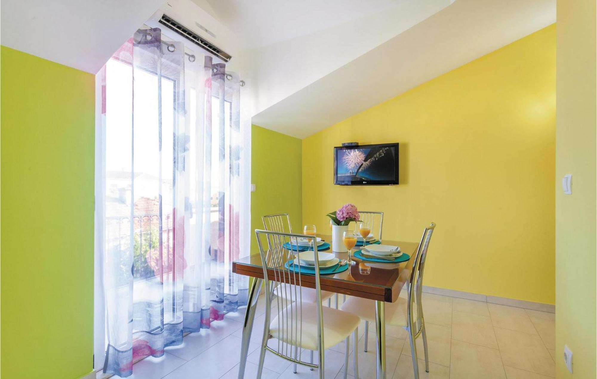 Nice apartment in Kastel Stafilic with Jacuzzi, WiFi&Outdoor swimming pool Kaštela Exterior foto