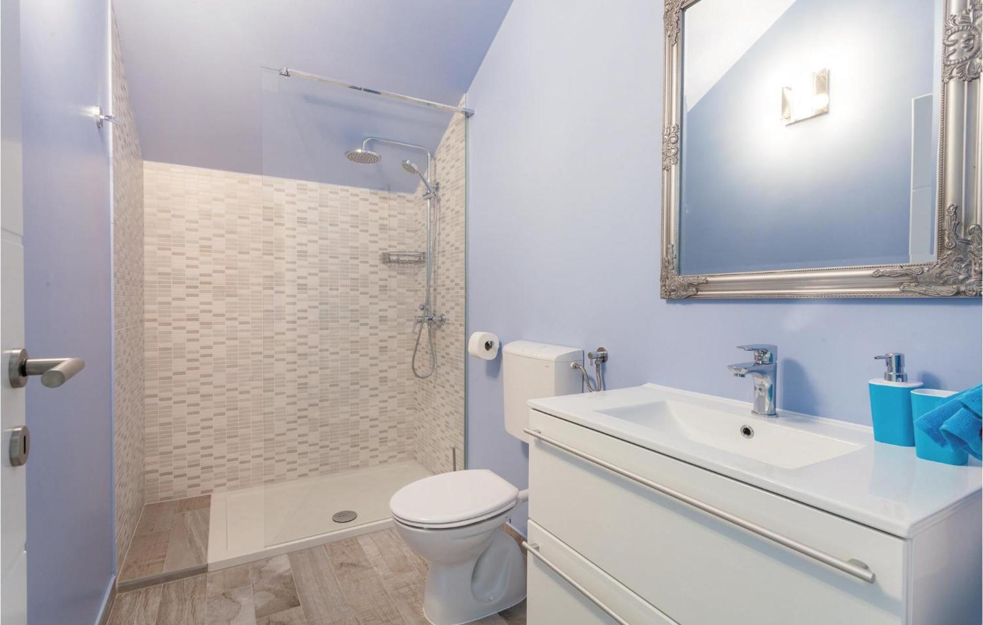 Nice apartment in Kastel Stafilic with Jacuzzi, WiFi&Outdoor swimming pool Kaštela Exterior foto